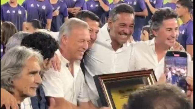 Andrés Fassi y la celebración a pleno de Talleres. Lo rodean Daniel Valencia, y dos integrantes del gobierno de Córdoba e hinchas de la T: Miguel Siciliano y Manuel Calvo (Captura).