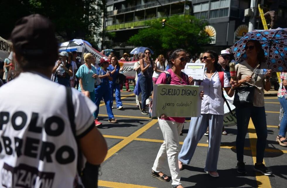 En fotos y video: el cruce de las marchas piqueteras y de salud en el centro de Córdoba