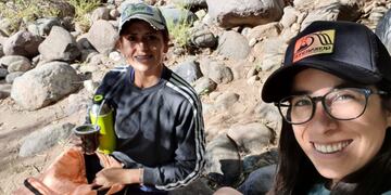 Marisa y Mirna limpian las costas del río Nahueve los fines de semana.