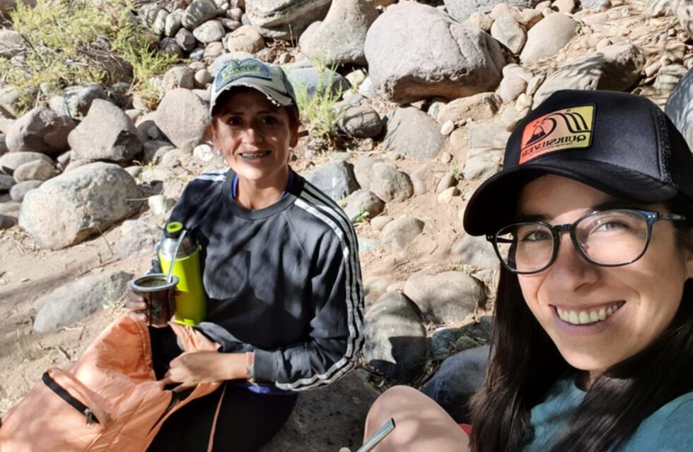 Marisa y Mirna, unidas para limpiar las orillas del río Nahueve