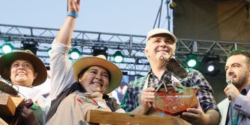 CAMPEONAS DEL ASADO. Ángela Cabrera (derecha) recibió el premio de Campeona Nacional del Festival del Asado criollo. Su compañera, Adriana Bustamante (fogonera) la acompañó durante todo el proceso.