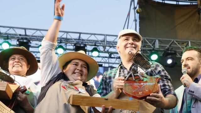 CAMPEONAS DEL ASADO. Ángela Cabrera (derecha) recibió el premio de Campeona Nacional del Festival del Asado criollo. Su compañera, Adriana Bustamante (fogonera) la acompañó durante todo el proceso.