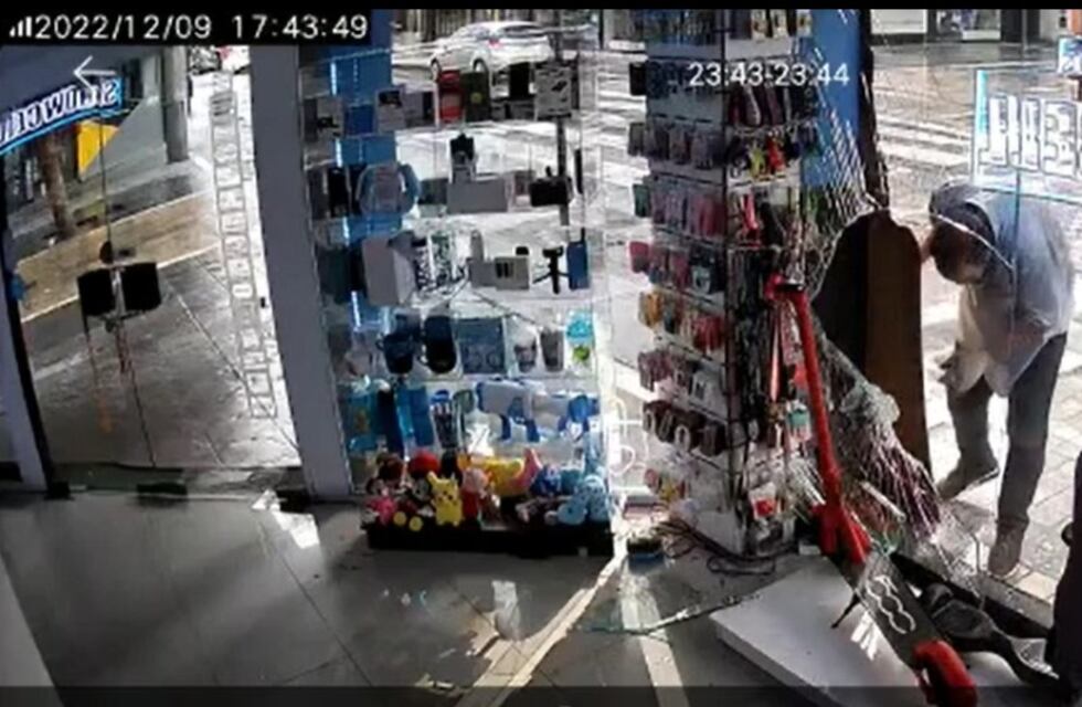 Robaron un local en Córdoba durante el partido de Argentina y denunciaron demoras de la Policía