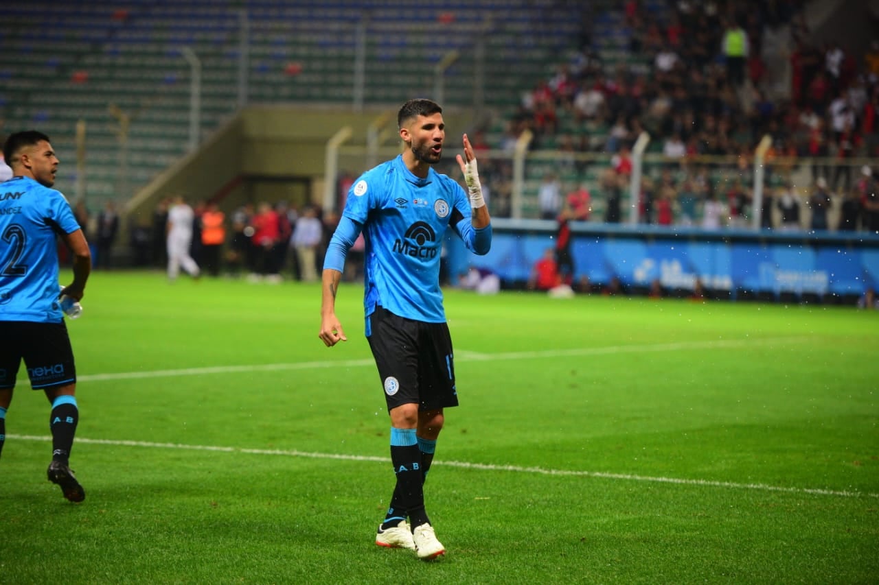 Lisandro López marcó el 2-1 de Belgrano ante Newell's en la Copa Argentina y mandó el festejo Pirata. (José Gabriel Hernández / La Voz)