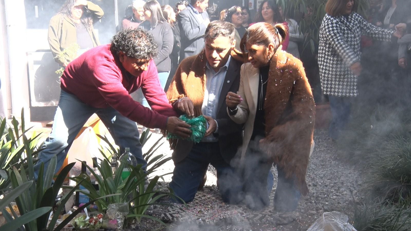 El diputado Omar Gutiérrez (al centro) resalto el valor de una costumbre que se renueva en la Legislatura cada año durante el mes de agosto para agradecer a la Madre Tierra.