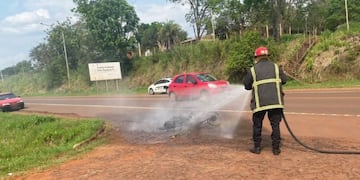Oberá: una motocicleta fue consumida por el fuego mientras circulaba