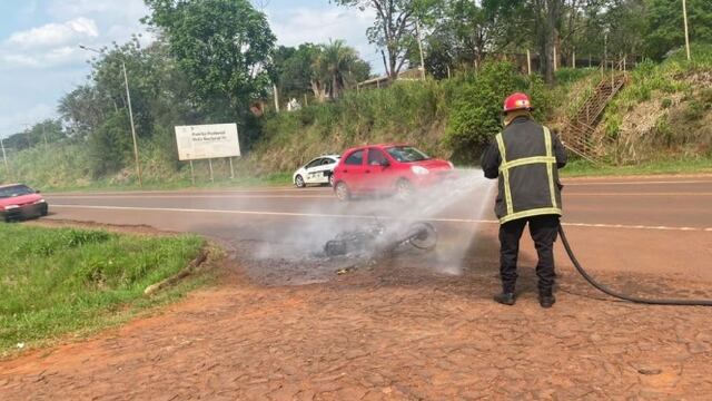 Oberá: una motocicleta fue consumida por el fuego mientras circulaba