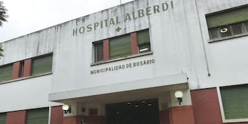 La víctima de 47 años fue trasladada desde Esquiú y Larrea hasta el Hospital Alberdi.