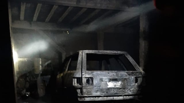 Puerto Iguazú: se incendió un depósito de combustible clandestino y el fuego alcanzó a dos viviendas.