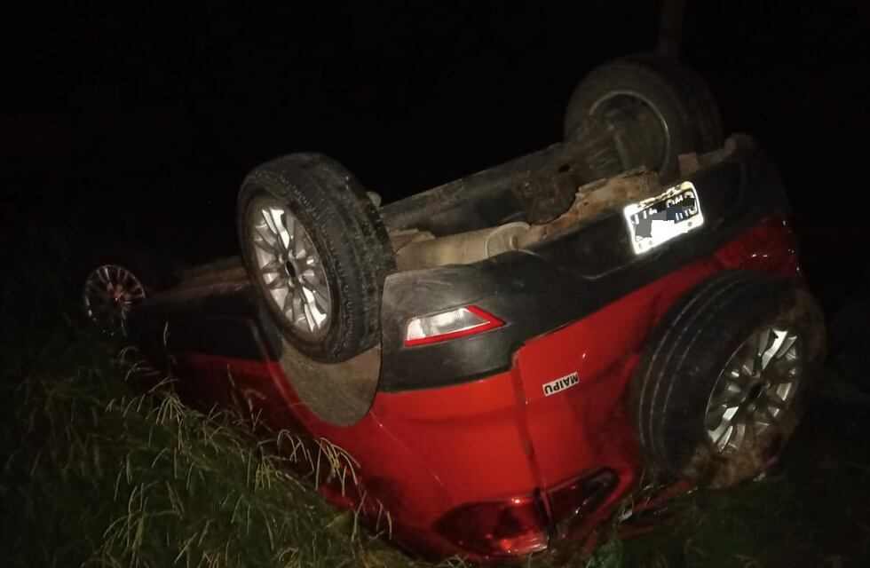 Volcó un auto en la comuna de San Roque y dos personas resultaron heridas