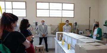 El líquido repele e inactiva el virus.