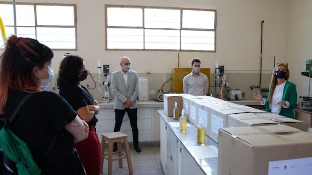 El líquido repele e inactiva el virus.