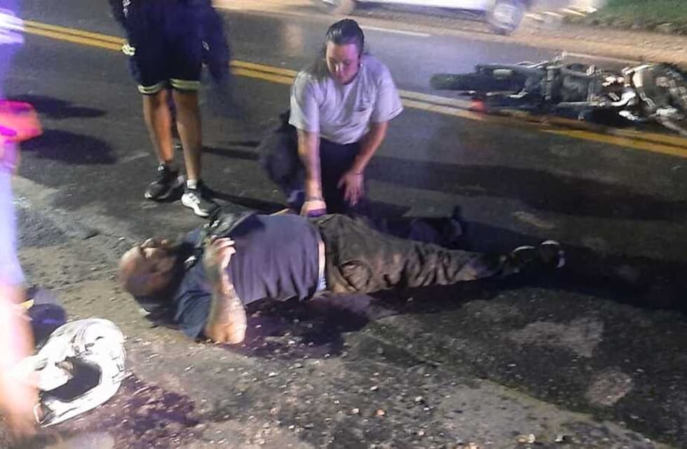 Sufrió un grave choque y le robaron mientras estaba tendido en la calzada
