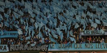 El recibimiento de la hinchada de Belgrano en el Gigante de Alberdi para el equipo antes del partido con All Boys. Hubo miles de banderas. (Facundo Luque)
