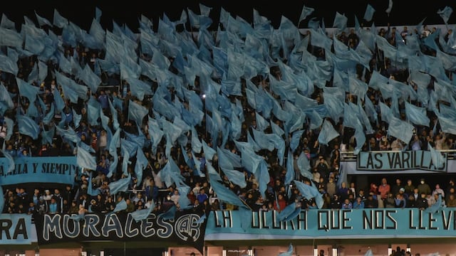 El recibimiento de la hinchada de Belgrano en el Gigante de Alberdi para el equipo antes del partido con All Boys. Hubo miles de banderas. (Facundo Luque)