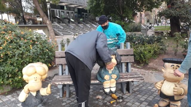 Los empleados municipales proceden al retiro de las esculturas de Mafalda, Manolito y Susanita para proceder a su restauración. Gentileza MCM