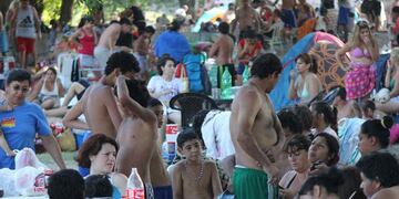 Carlos Paz. El balneario Playa de Oro, sobre el río San Antonio, fue uno de los más concurridos ayer. La mayoría era de Córdoba capital (La Voz).