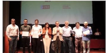 Pagani presidió un acto de entrega de diplomas