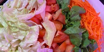 Fue a una fiesta de 15 y le sirvieron una ensalada como plato vegetariano