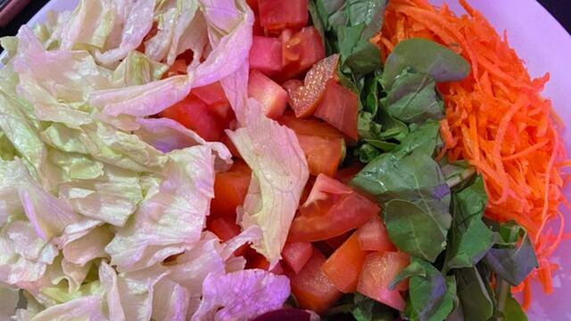 Fue a una fiesta de 15 y le sirvieron una ensalada como plato vegetariano