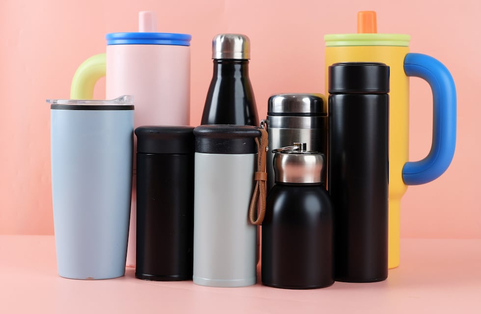 Adiós sarro: el truco casero para limpiar las botellas reutilizables y que queden como nuevas