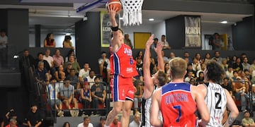 Jujuy Básquet no pudo hacerse fuerte en el estadio Federación y cayó ante Estudiantes por la Conferencia Norte.