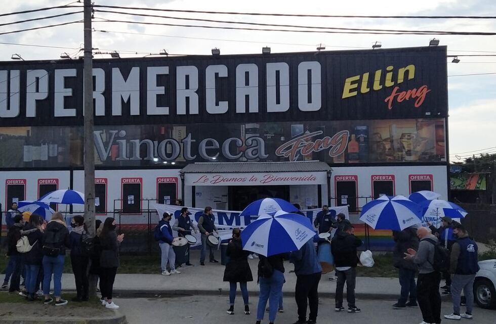 Manifestación de trabajadores mercantiles en un mercado de la Avenida Constitución