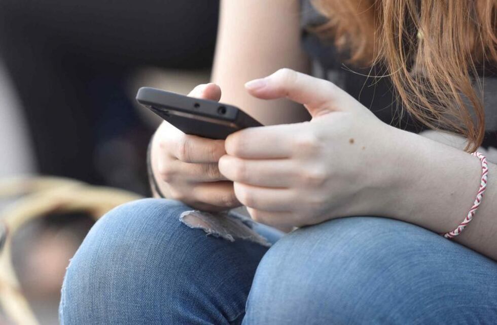 Otra estafa por redes sociales: compró un celular por Facebook pero no lo recibió nunca