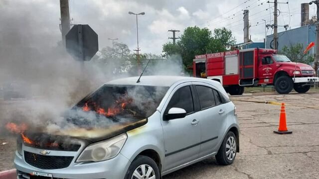 Incendio automóvil Arroyito