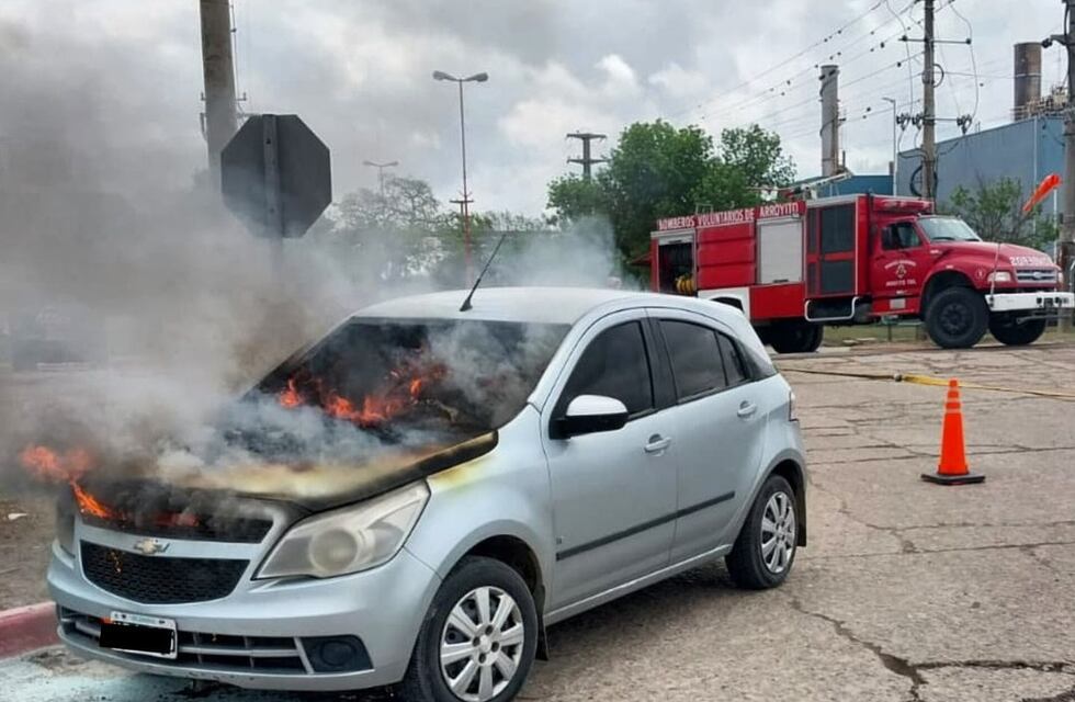 Bomberos de Arroyito debieron intervenir para sofocar un incendio rural y uno en un automóvil