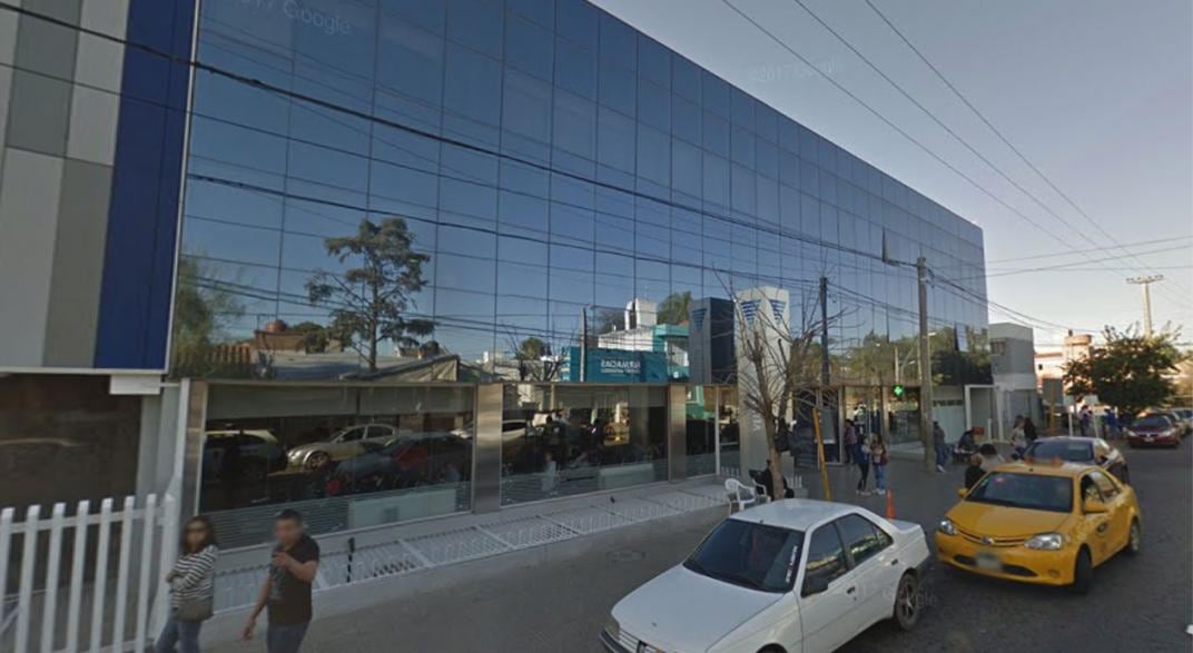Clínica Vélez Sársfield, donde la paciente recibió fentanilo contaminado. (Captura/©Google Street View).