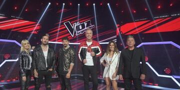 Marley, al centro, junto a los jurados de "La Voz Argentina 2021". (Foto: Telefe)