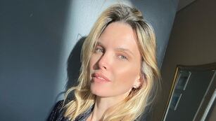 El impactante conjunto playero de Sofía Zámolo: Microbikini lila, gafas y gorra negra.