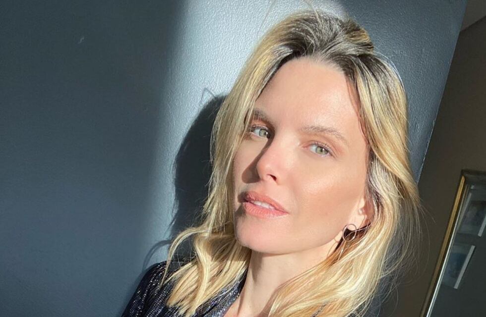 El impactante conjunto playero de Sofía Zámolo: Microbikini lila, gafas y gorra negra