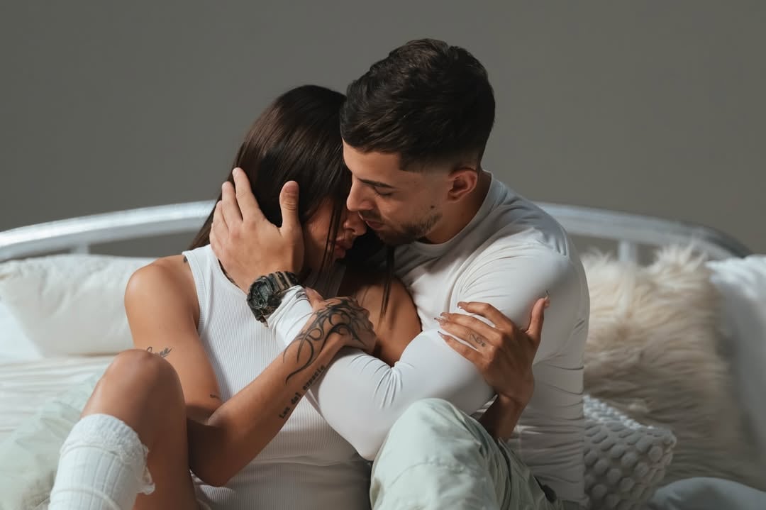 La pareja lanzó "Mi amor", una canción que cuenta su historia.