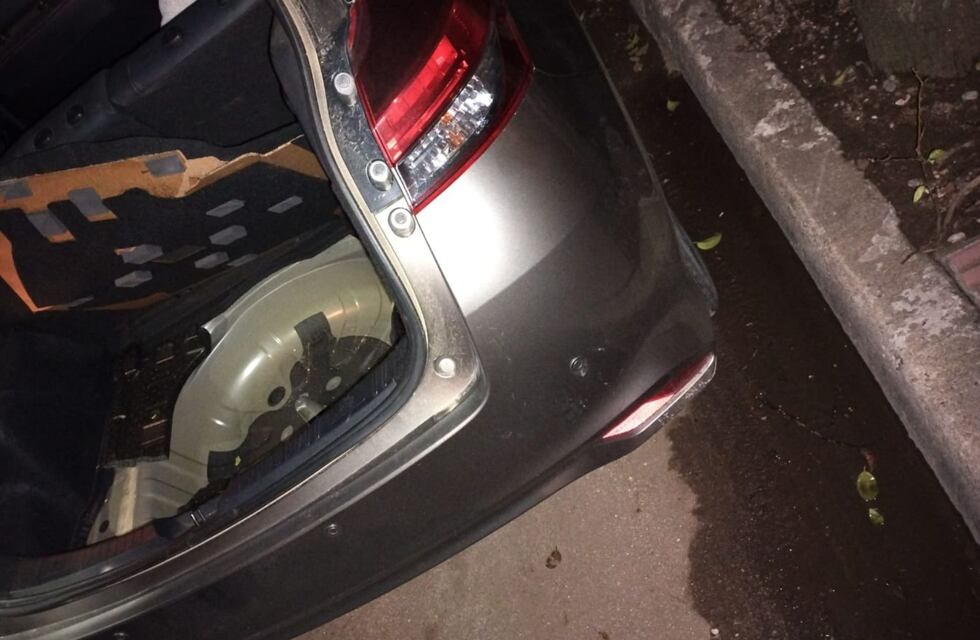 Les robaron en Córdoba y apuntaron contra los naranjitas: “Nos respondió que a partir de mi auto no cuidaba”