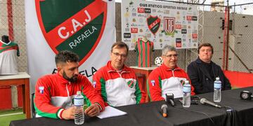 Los dirigentes Fernando Carrascal, Luis Kujawinski, Omar Barreto y Fabián Zbrun - Liga Rafaelina de Fútbol-.