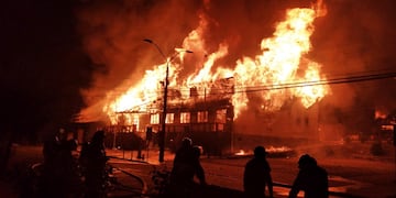 Los manifestantes prendieron fuego la municipalidad de Panguipulli (Foto: Alicia Caceceres / ATON CHILE / AFP)