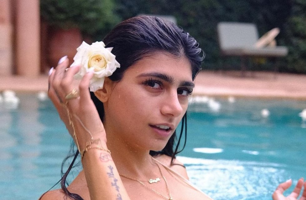 Mia Khalifa sorprendió en Instagram al posar frente al espejo con un mini vestido blanco lleno de transparencias