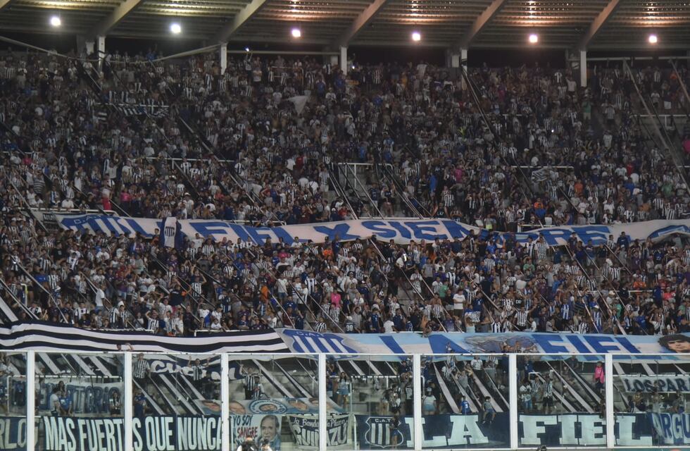Video: el recibimiento para Talleres y Boca con duelo de hinchadas en el Kempes