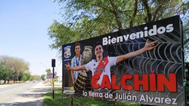 Julián Álvarez, orgullo de River y de Calchín: el cartel que puso su pueblo natal en la entrada. / Gentileza.