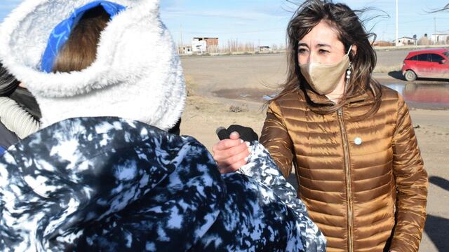 Estuvo de recorrida por Caleta Olivia y se reunió con diferentes referentes sociales.