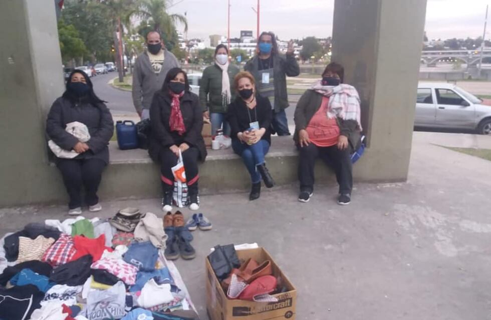 Vuelven las tardes de meriendas para personas en situación de calle en la Plaza del Avión de Carlos Paz