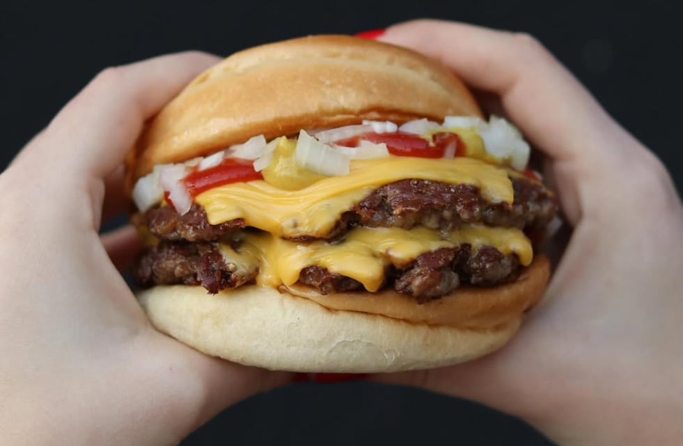 En un patio encantador: dónde hacen la mejor hamburguesa de Córdoba este 2025