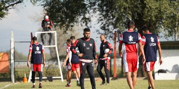 Sarría, durante la práctica de este lunes de la Gloria en La Agustina. De fondo, "Miliki" Jiménez con la pelota. (Prensa Instituto)
