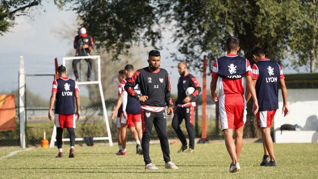Sarría, durante la práctica de este lunes de la Gloria en La Agustina. De fondo, "Miliki" Jiménez con la pelota. (Prensa Instituto)