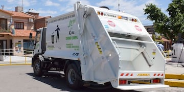 Arrojaron arena al motor de un camión recolector de Villa de Merlo