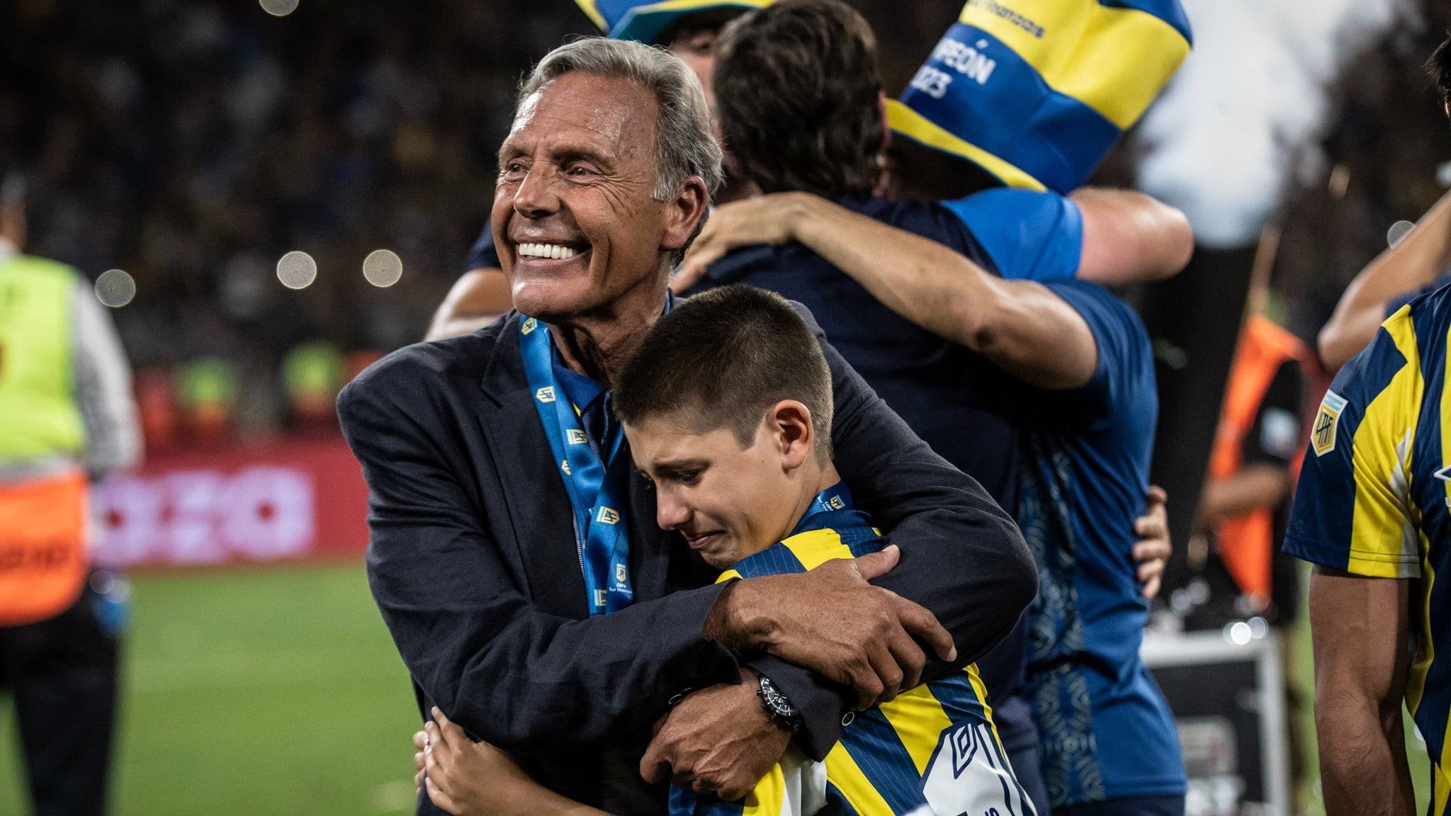 Miguel Ángel Russo ganó su primer título como director técnico de Rosario Central y lo celebró con su nieto.