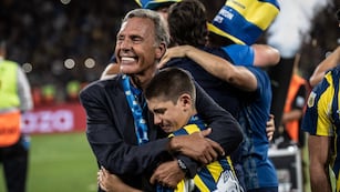 Miguel Ángel Russo ganó su primer título como director técnico de Rosario Central y lo celebró con su nieto.