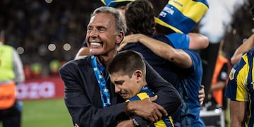 Miguel Ángel Russo ganó su primer título como director técnico de Rosario Central y lo celebró con su nieto.